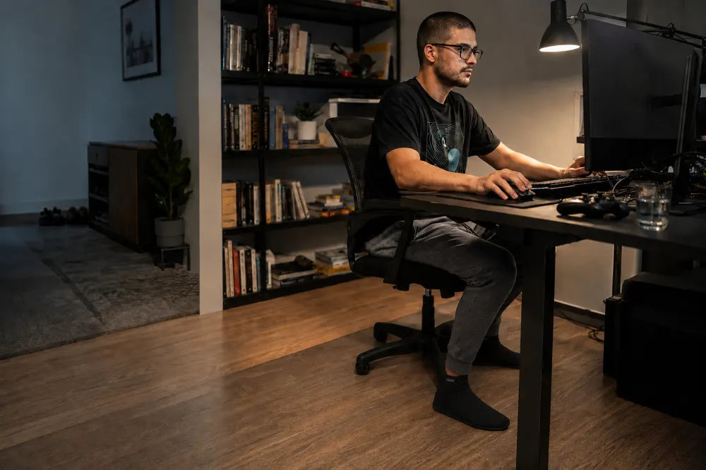Jugador frente a su PC con COOPS High Tops negros.