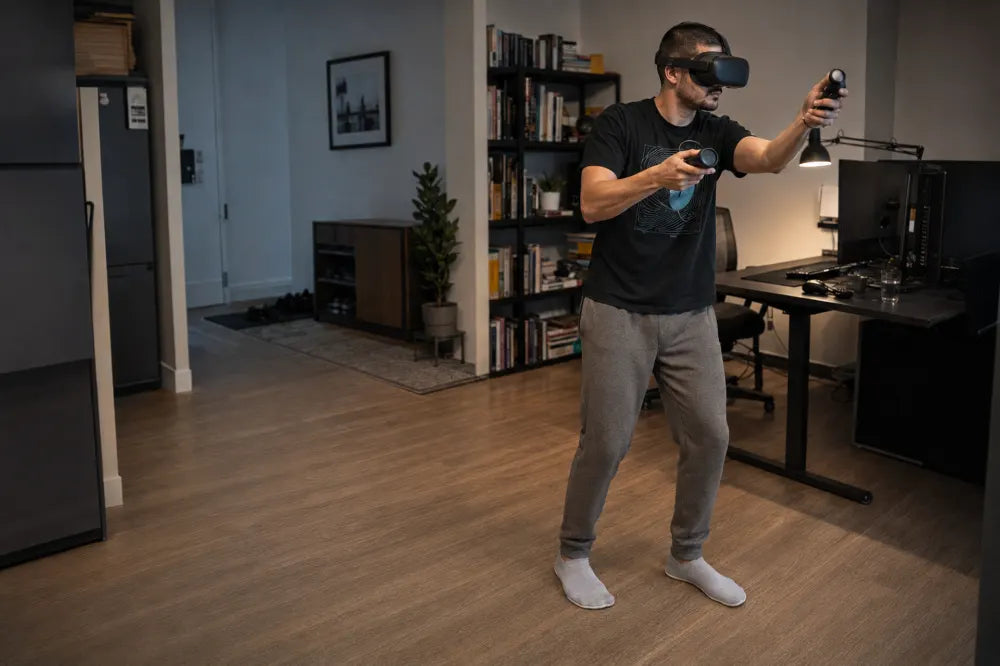 Jugador de pie con un visor de realidad virtual y COOPS Low Tops gris ceniza.