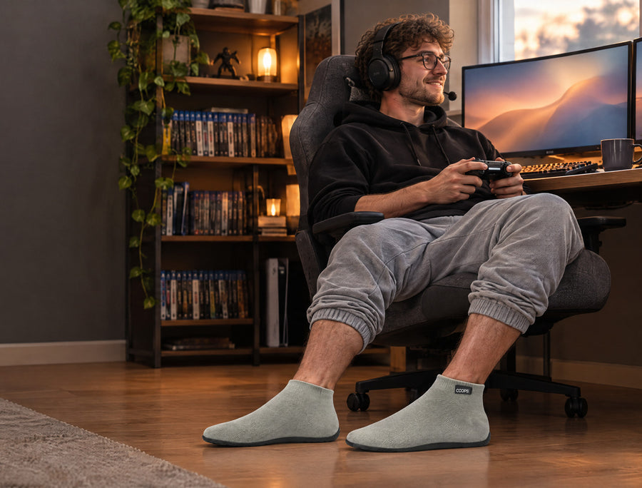 Gamer en una silla de escritorio con un mando, con zapatos calcetín COOPS High Top negros
