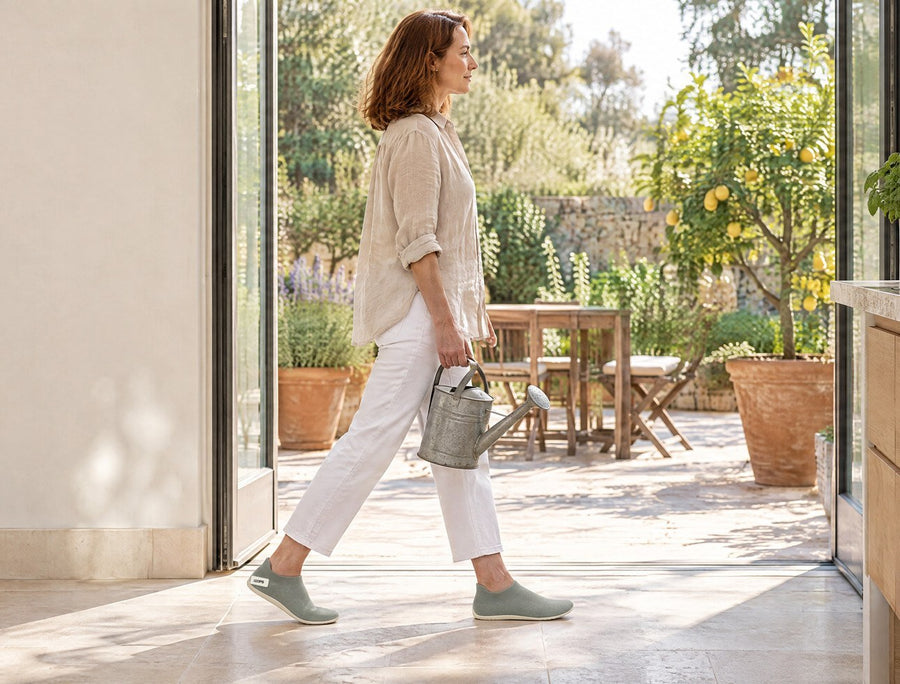 Parents en chaussures-chaussettes COOPS marchant avec leur tout-petit dans une cuisine ensoleillée